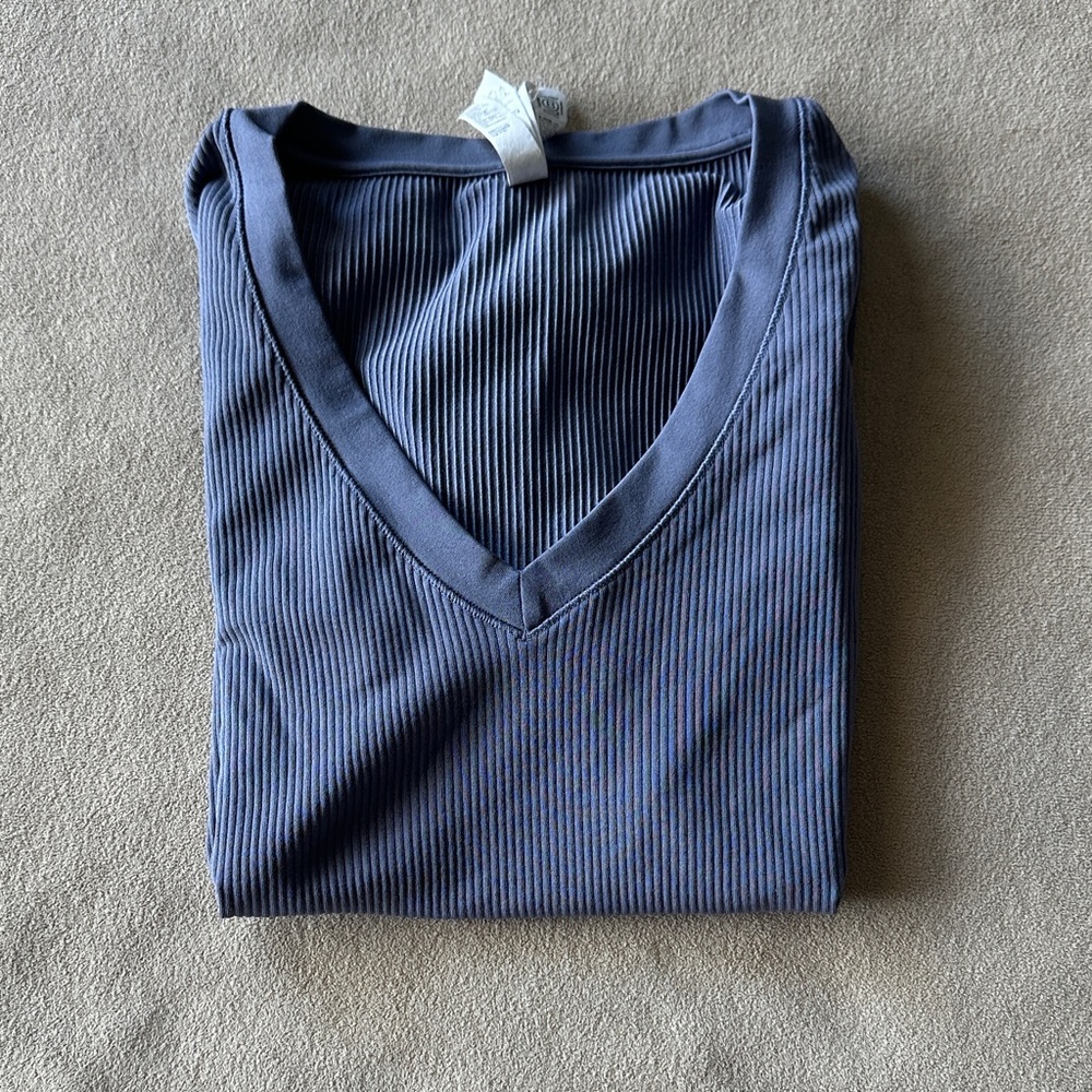 Women’s Athleta Renew V-Neck Tee, Size Small